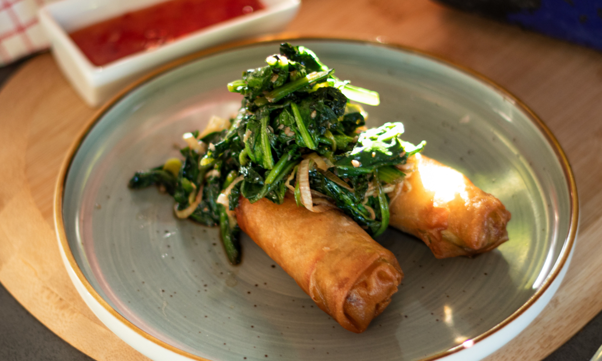 Spinat mit Sesam und Frühlingsrollen - schnelles Rezept für Genieser ...