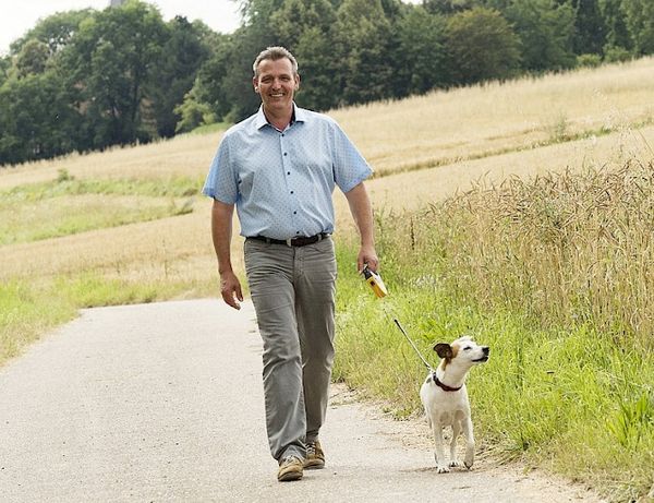 Spielberg mit Hund neben Kornfeld