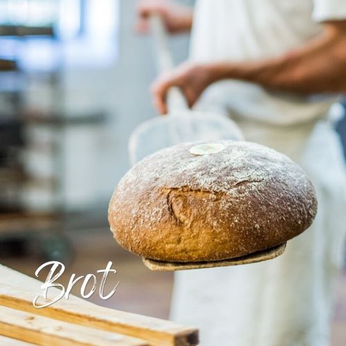 Bäcker holt Brot aus dem Ofen - Sortiment der Ökokiste