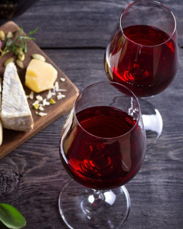 Produktfoto zu Wie wäre es mit einem Rotwein zum Käse?