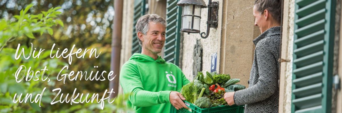 Ökokiste Baumannshof Mitarbeiter liefert Obst und Gemüsekiste an die Haustür